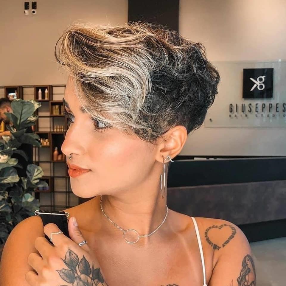 Corte pixie com mechas arrojadas