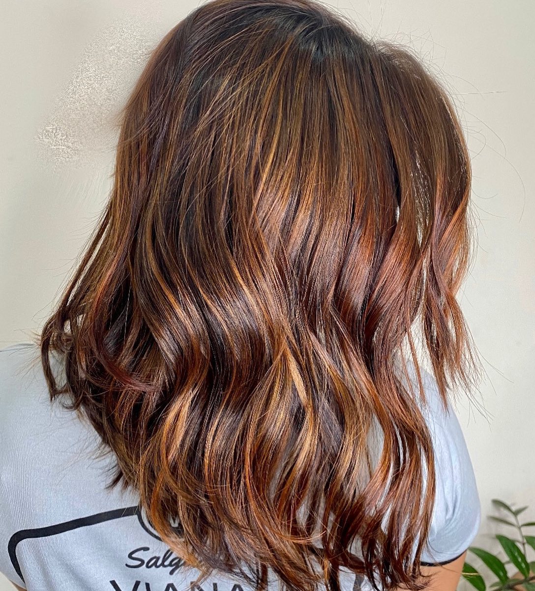Mechas em tons cobre e ruivo em cabelo ondulado