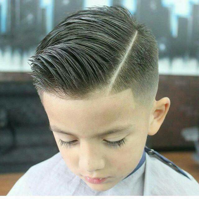 Corte infantil masculino com risco lateral