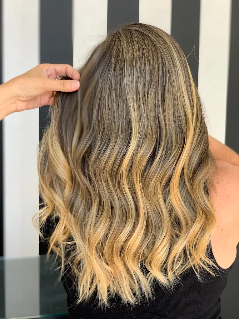 Balayage natural com reflexos dourados