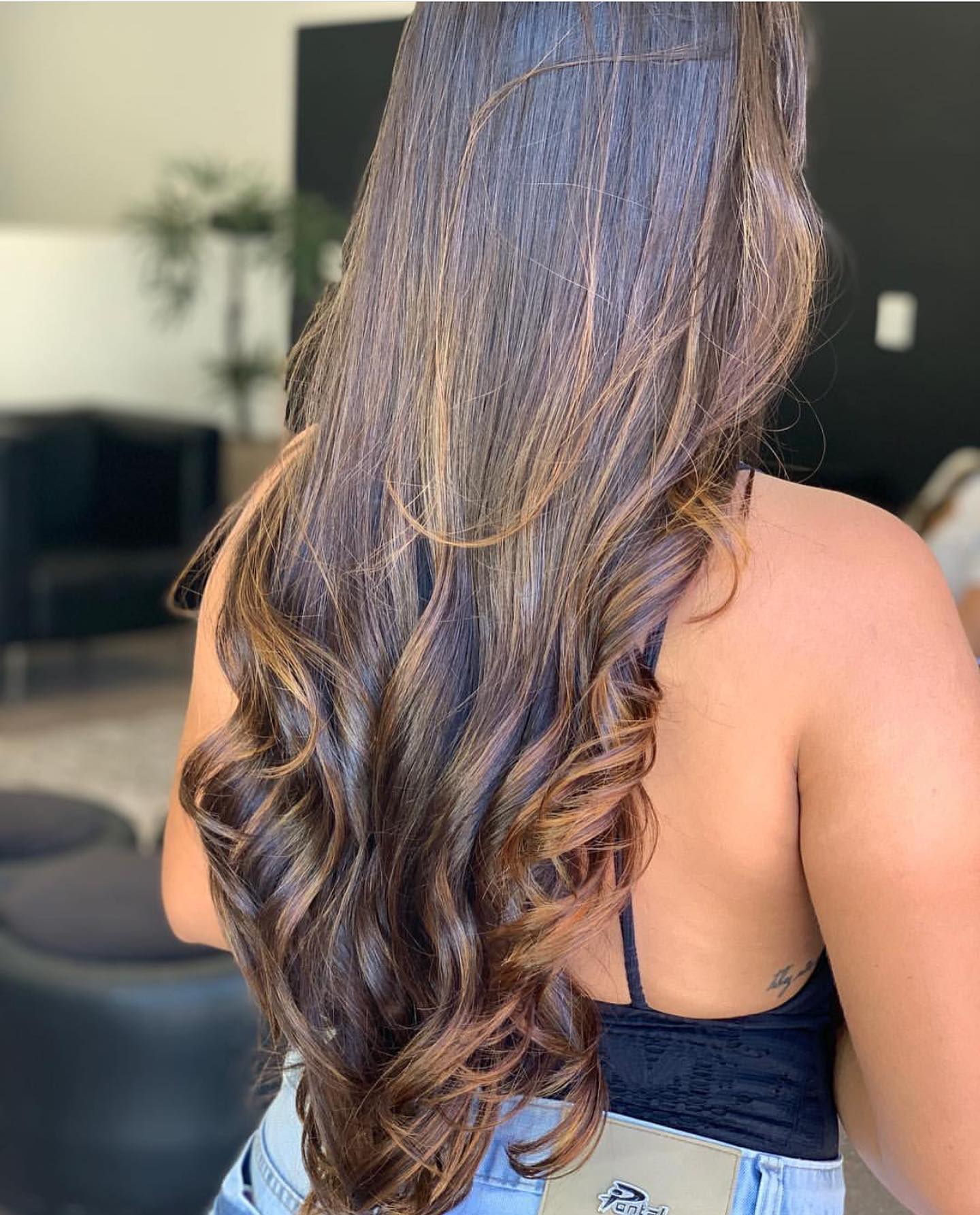 Cabelo comprido castanho com reflexos e ondas