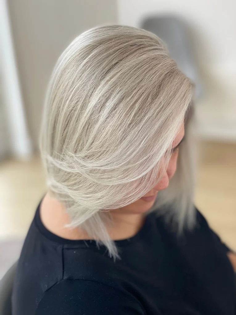 Corte bob platinado com camadas