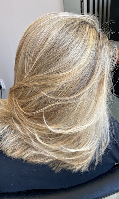 Mechas loiras clássicas com camadas e brilho