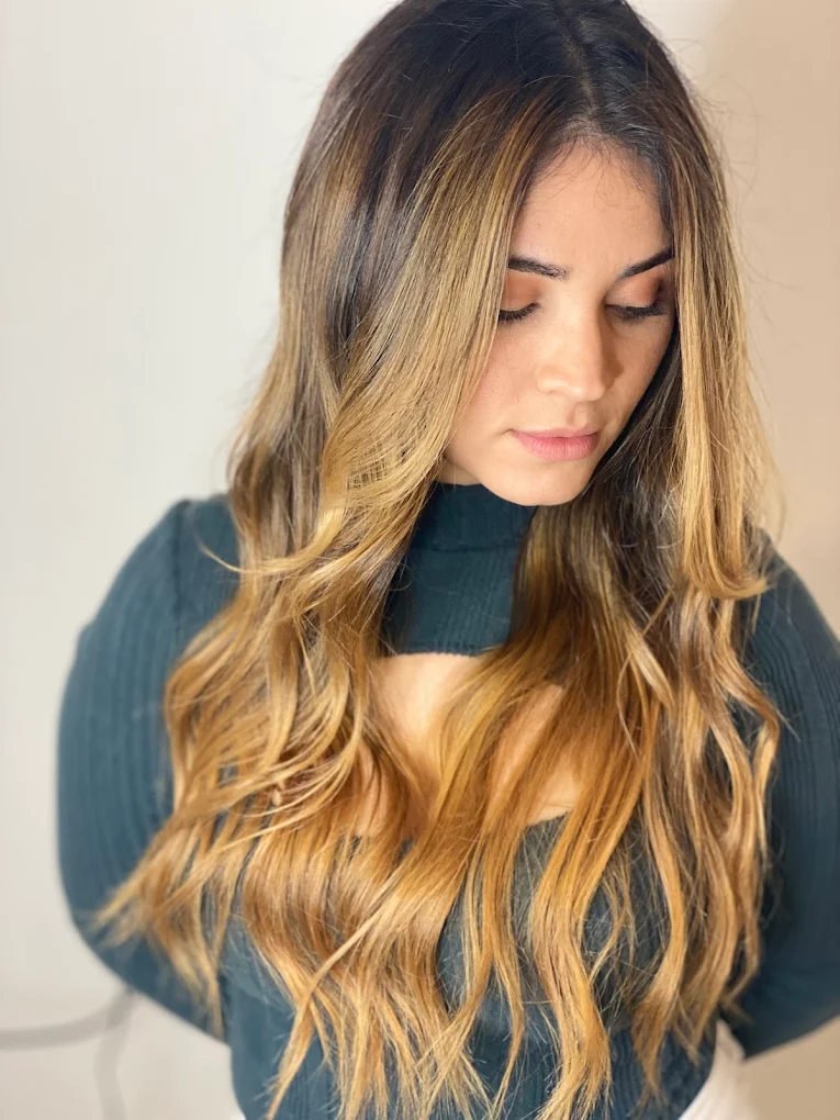 Balayage dourado em cabelo comprido ondulado